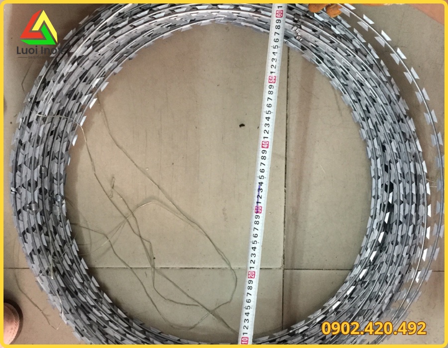 Cuộn kẽm gai xoắn đặt cạnh thước dây minh họa quy đổi 1kg ra mét
