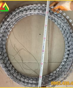 Cuộn dây thép gai inox lưỡi lam đặt cạnh cuộn kẽm gai mạ kẽm