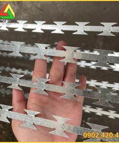 Cuộn dây thép gai tôn dạng lò xo lưỡi lam căng trên tường rào