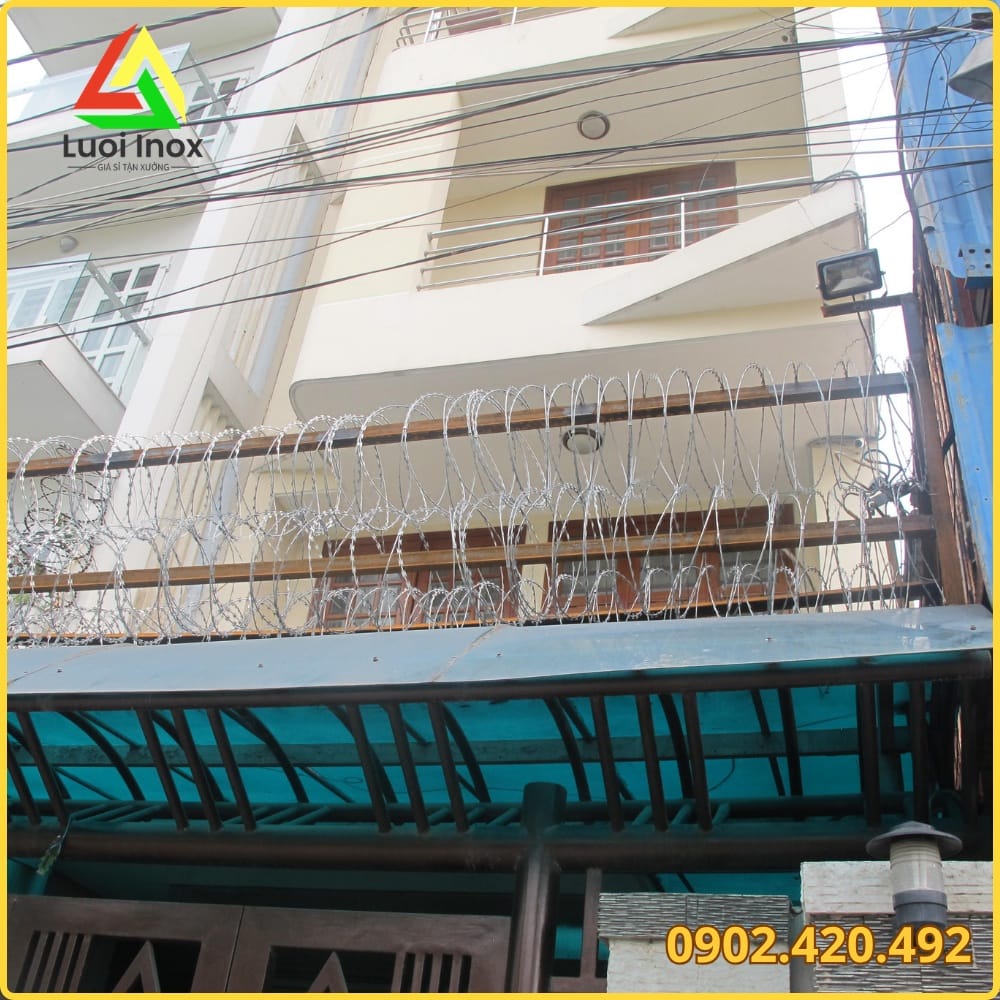 Dây thép gai tôn căng trên tường rào chống trộm cho nhà xưởng