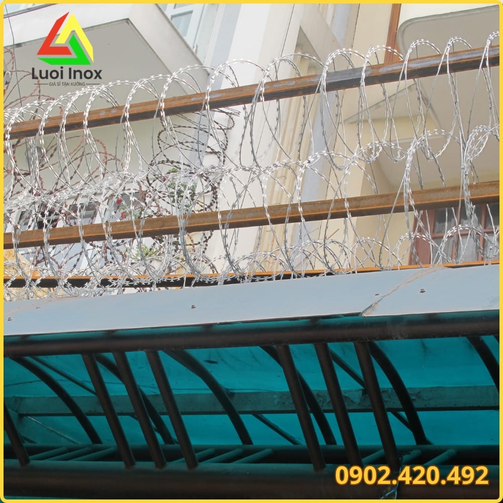 Thép gai lưỡi dao căng trên tường rào nhà xưởng chống xâm nhập