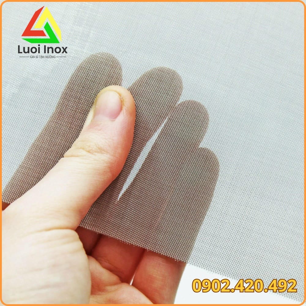 Lưới chống muỗi inox kiểu dệt bề mặt phẳng mịn, bền hơn lưới nhựa PVC thông thường