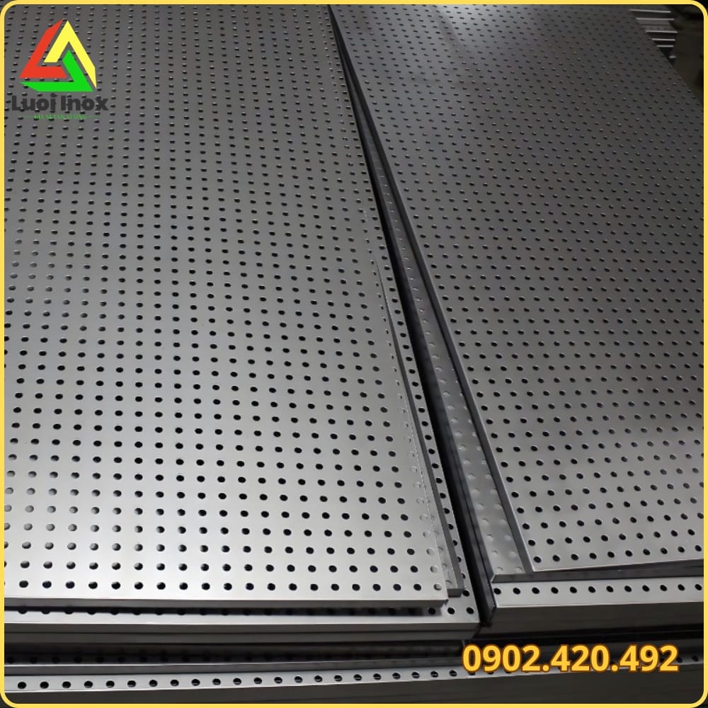 Khay inox đục lỗ dập liền thành, đáy đục lỗ tròn thoát nước, khác tấm nguyên khổ