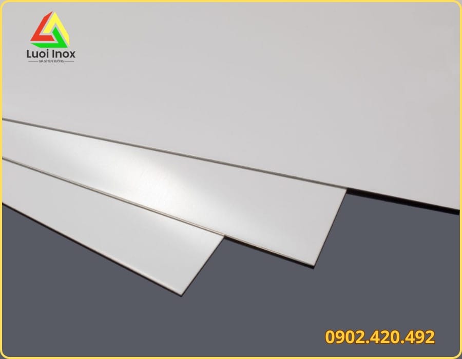 Bề mặt tấm inox cán phẳng sáng bóng thể hiện khả năng chống ăn mòn tốt