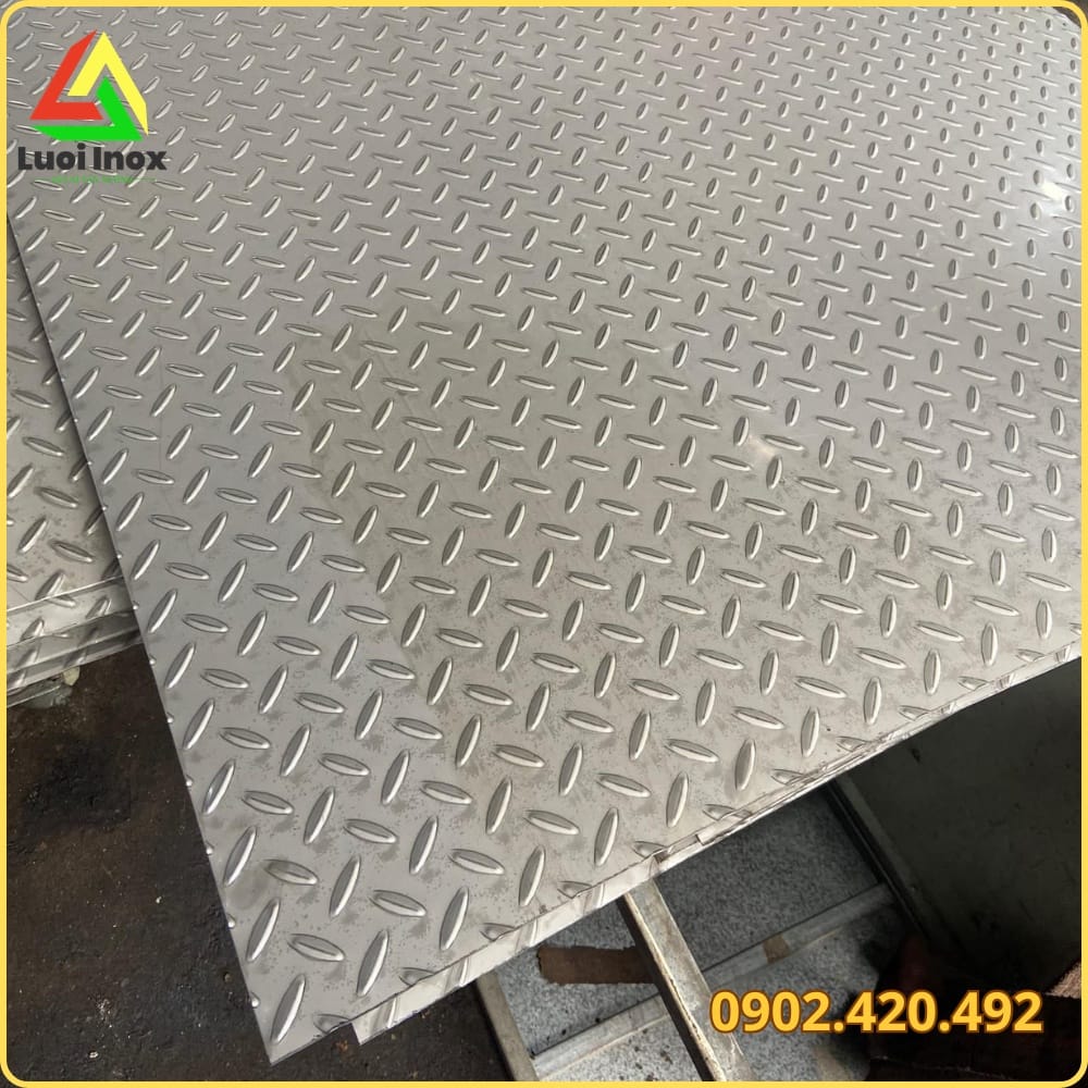 Hai kiểu hoa văn dập gân lá liễu và kim cương trên tấm inox chống trượt