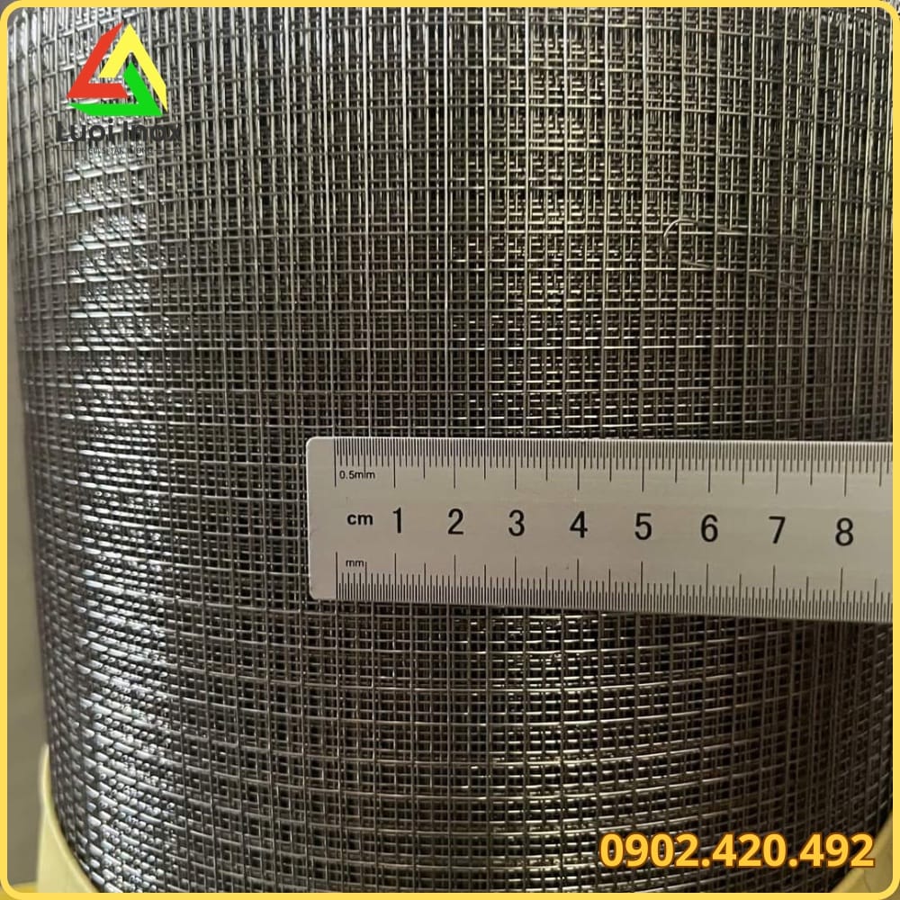 So sánh lưới đan sợi mảnh mềm dẻo và tấm đột lỗ cứng vững chịu lực tốt hơn