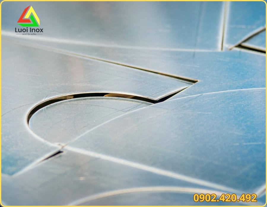 Bề mặt thép đen tấm cán nóng so với thép mạ kẽm và tấm inox sáng bóng