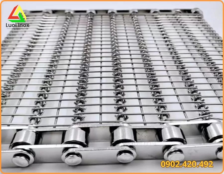 Cấu tạo băng tải xích inox gồm khung đỡ, mắt xích, con lăn và motor kéo