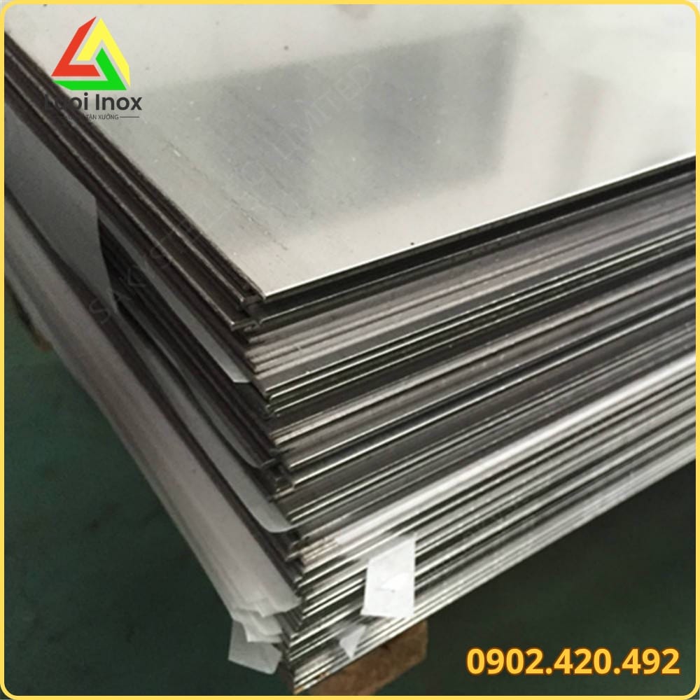 Cân tấm inox 304 dày 2mm để đối chiếu công thức tính trọng lượng theo khổ