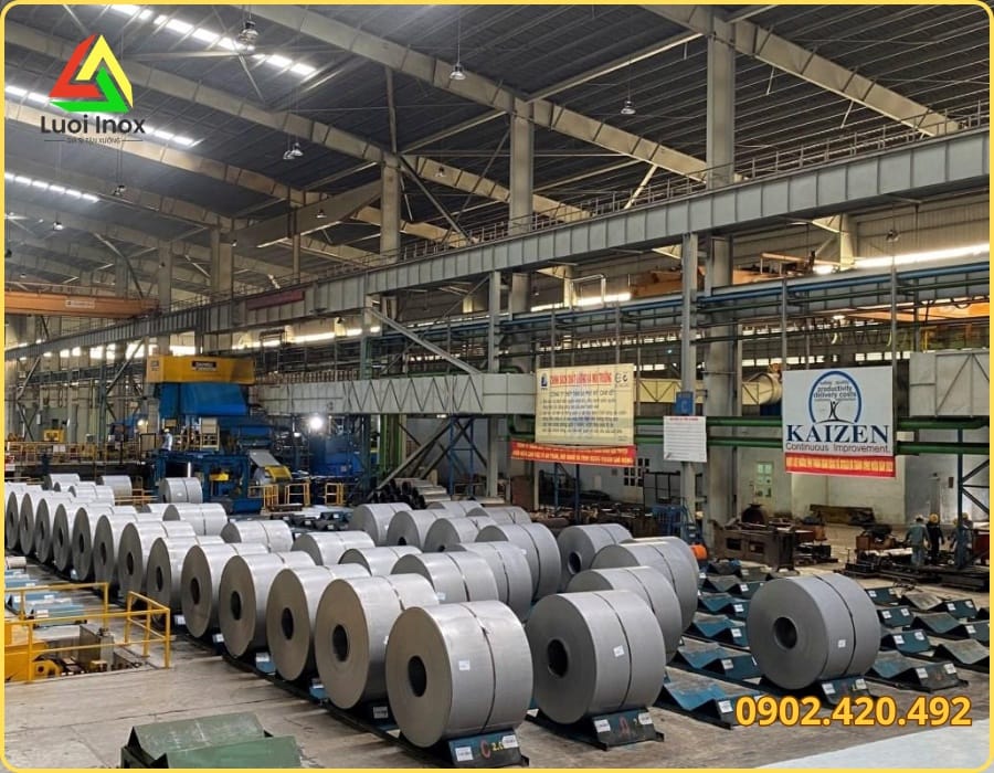 Dùng thước kẹp đo độ dày tấm thép để đối chiếu dung sai khi nhận hàng