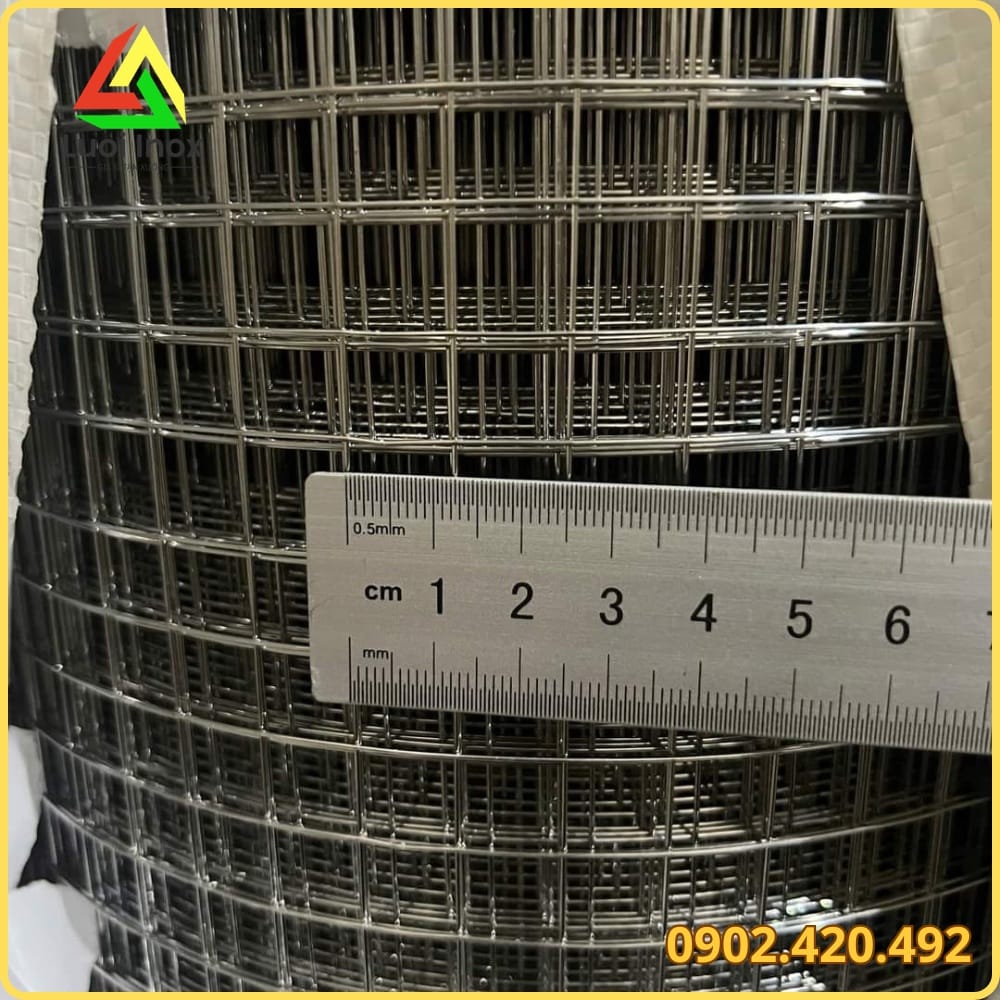 Hai mẫu lưới sắt lỗ nhỏ xử lý bề mặt khác nhau, mạ kẽm và sơn tĩnh điện