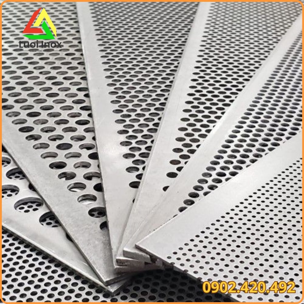 Tấm inox đục lỗ tròn đặt cạnh lưới inox đan sợi để phân biệt hai loại vật liệu