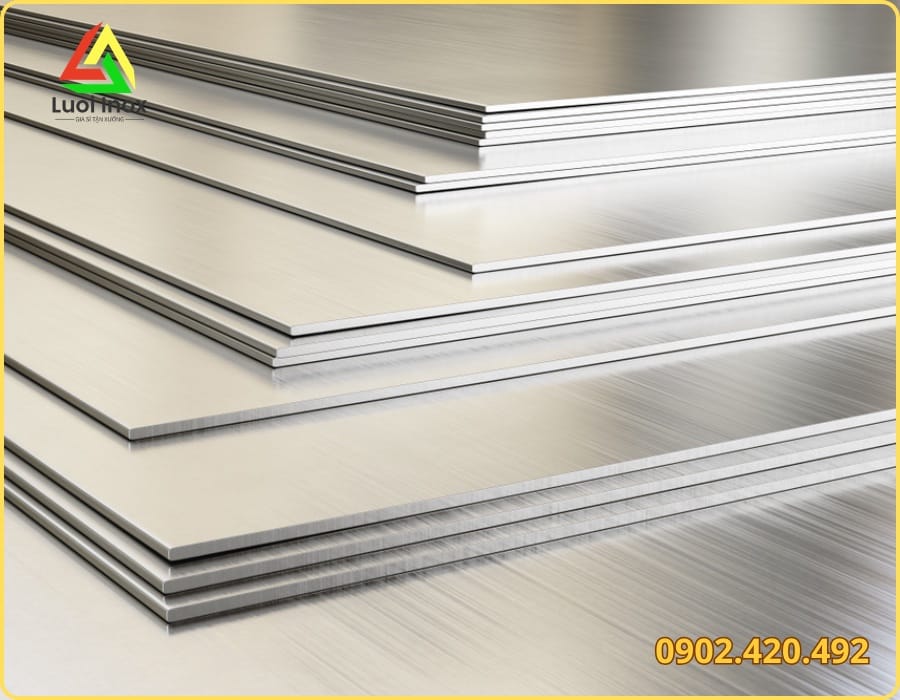 Hai mẫu tấm inox 304 và 316 đặt cạnh nhau kèm nhãn mác để so sánh độ bền