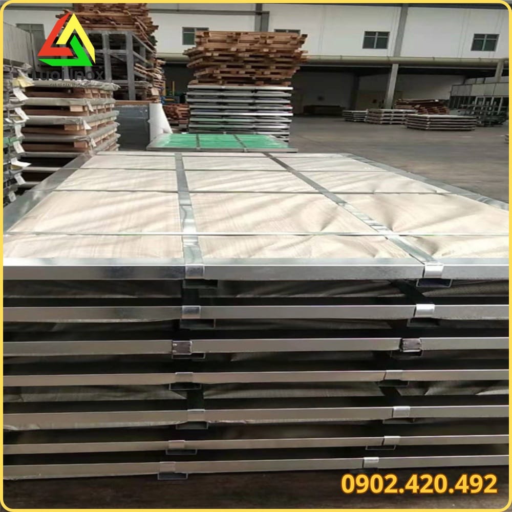 Kiểm tra tem mác SUS304 trên tấm inox trước khi đặt hàng để tránh nhầm loại