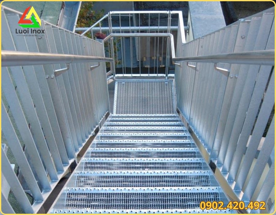 So sánh mặt bậc thép tấm gân dập nổi với mặt bậc tôn phẳng của cầu thang sắt hộp