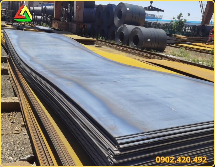 Kỹ sư đối chiếu số liệu chứng chỉ với mác thép tấm SS400 tại kho hàng