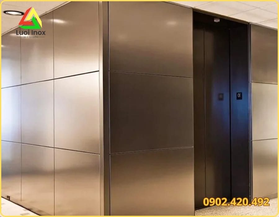 Lau bề mặt tấm inox trang trí bằng khăn mềm theo chiều vân để tránh trầy xước