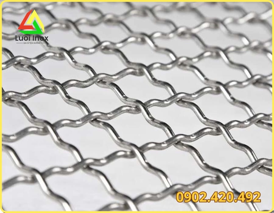 Thợ thi công chọn lưới thép ô vuông 10x10 sợi mảnh để trát tường chống thấm