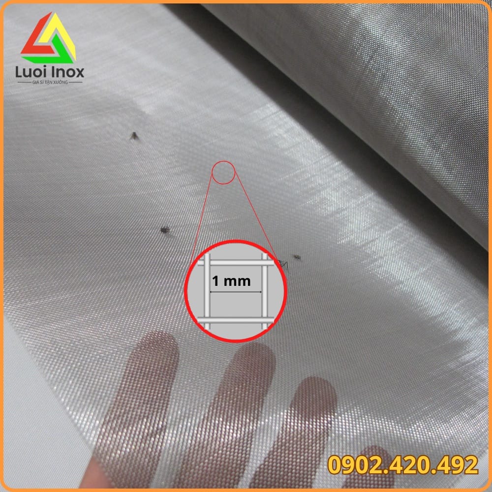 Cận cảnh lưới inox mắt nhỏ dệt kiểu lưới đan, ngăn muỗi ruồi lắp cửa sổ ban công