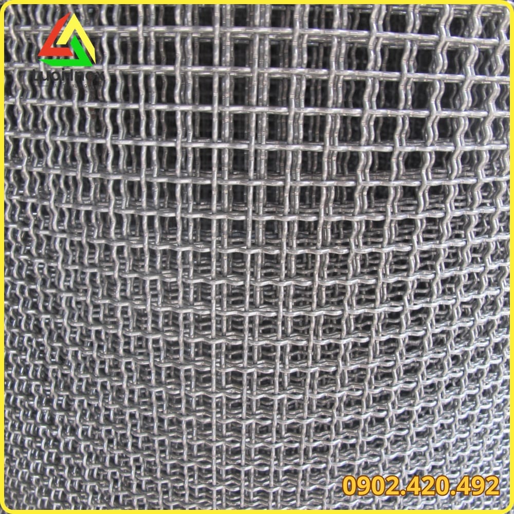 Cuộn lưới thép đan mạ kẽm và cuộn lưới inox đan đặt cạnh nhau để so sánh