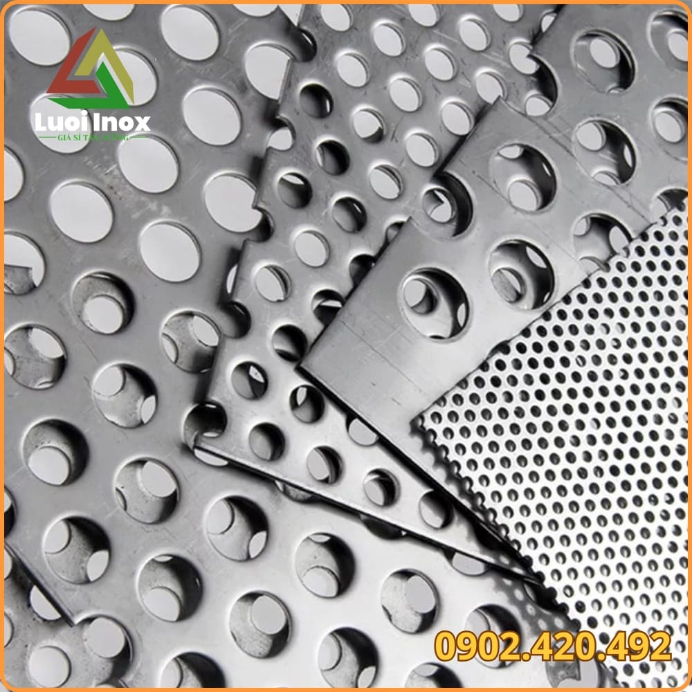 Cuộn lưới inox lỗ nhỏ khổ tiêu chuẩn chờ đóng gói sau thời gian dệt sợi
