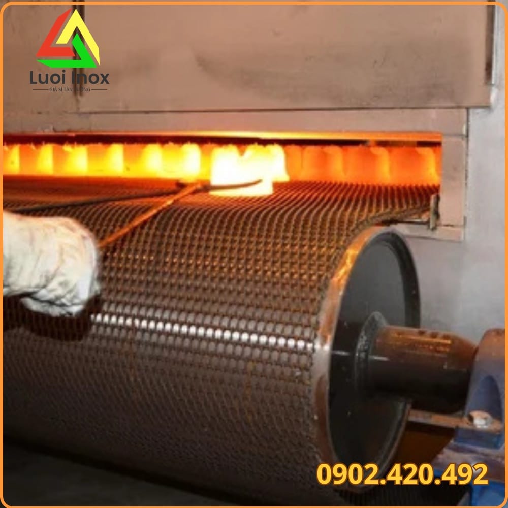 Cấu tạo băng tải lưới chịu nhiệt với mặt lưới đan, khung dẫn hướng và con lăn