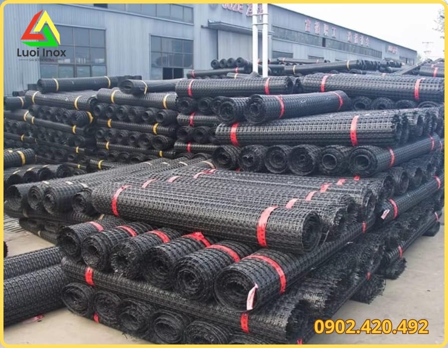 Dựng khung sắt V và căng lưới mắt cáo quây chuồng gà theo từng bước