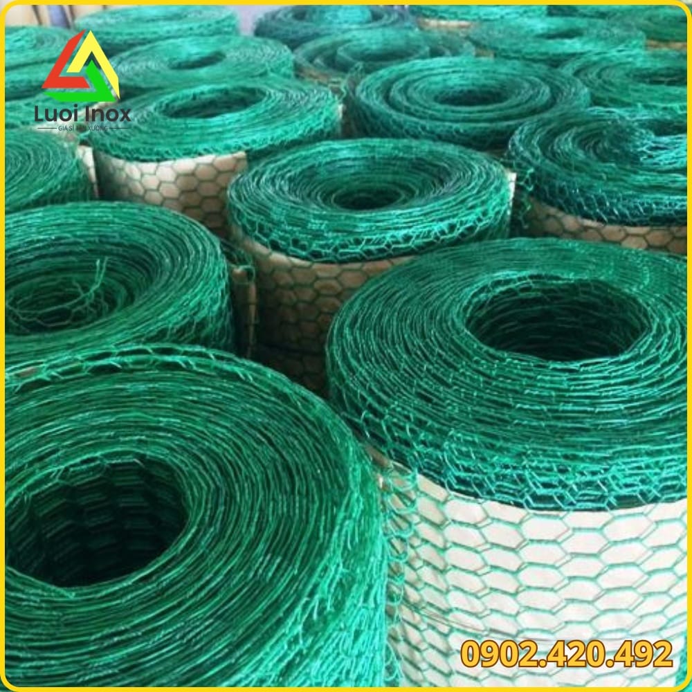 Nhân viên đo kiểm cỡ dây và khổ lưới mắt cáo bọc nhựa trước khi giao hàng
