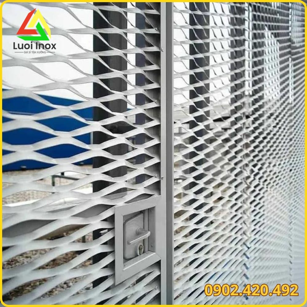 Công nhân lắp cọc trụ và căng lưới mắt cáo tại công trình hàng rào thực tế
