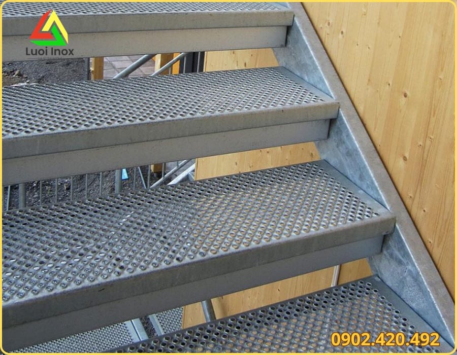 Ba kiểu mặt bậc gân dập nổi, đục lỗ và checker plate cho cầu thang thép chống trượt