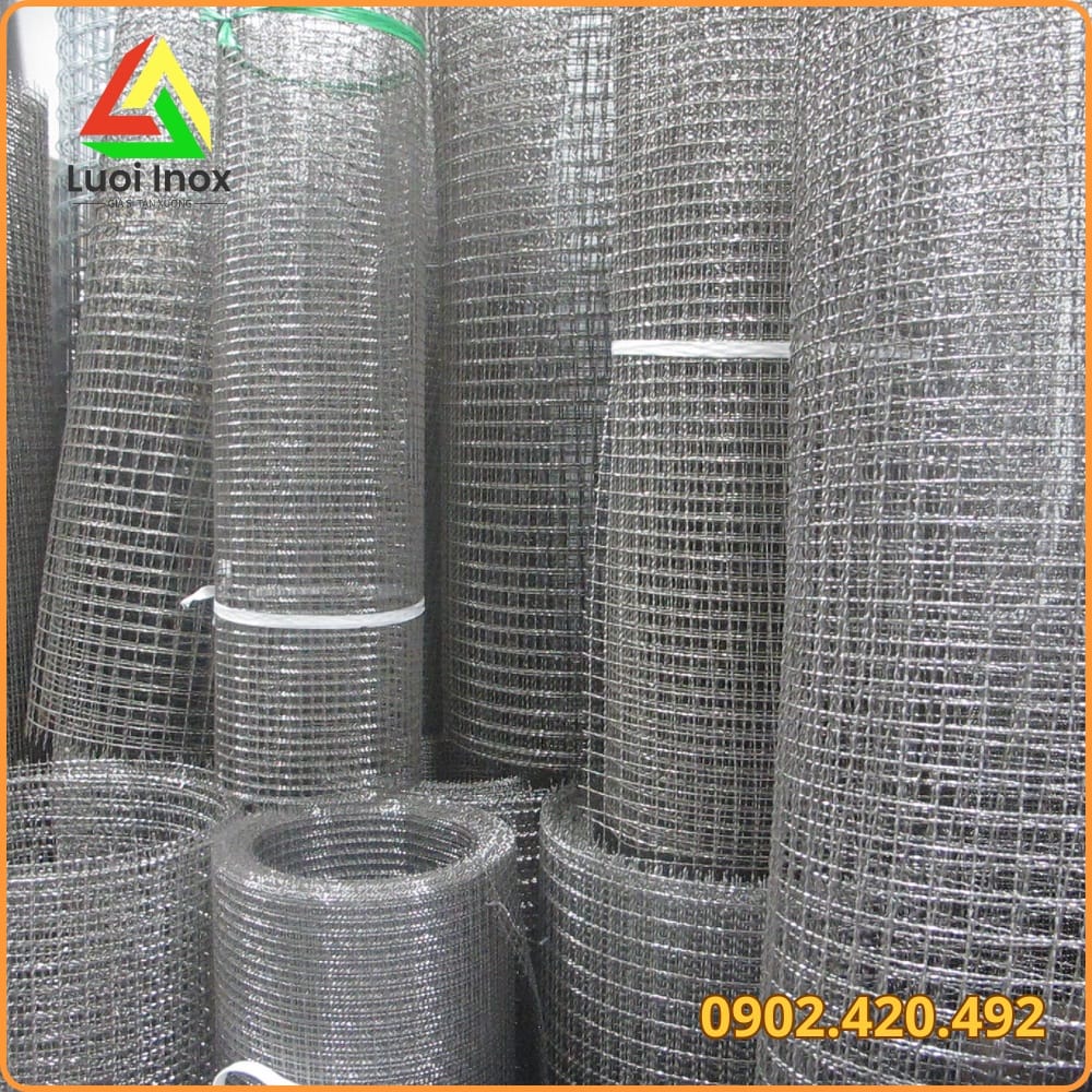 Ba mẫu lưới inox, thép mạ kẽm, thép bọc nhựa đặt cạnh nhau so sánh độ bền