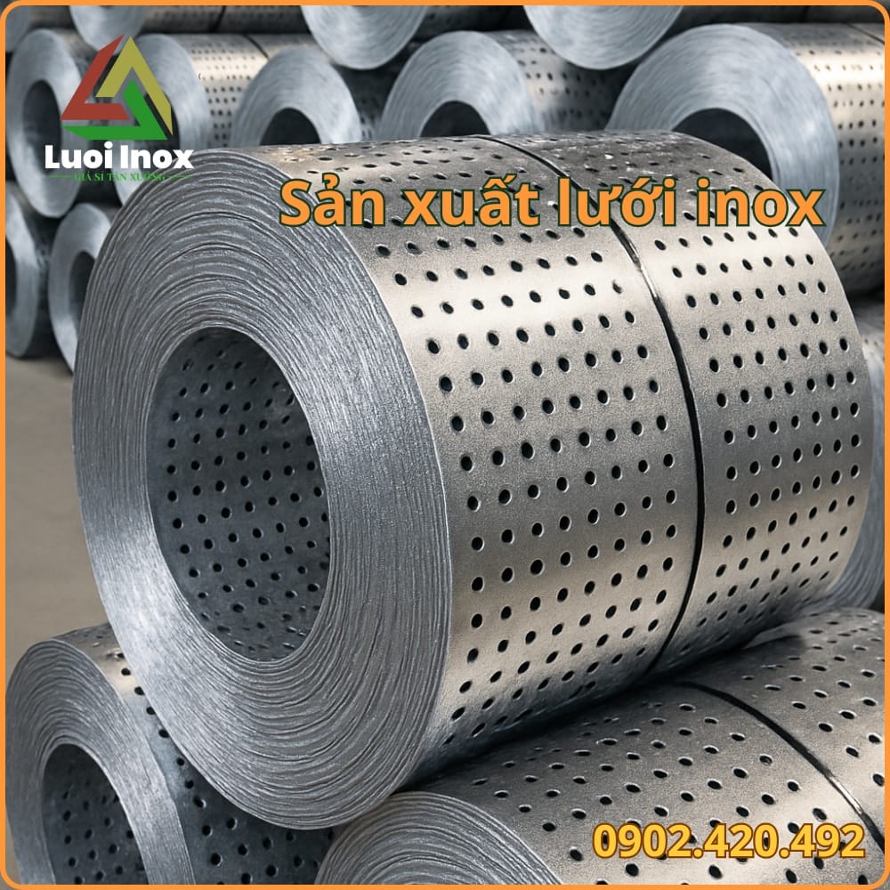 Mẫu tấm inox 304 và 316 đục lỗ đặt so sánh để chọn vật liệu phù hợp môi trường
