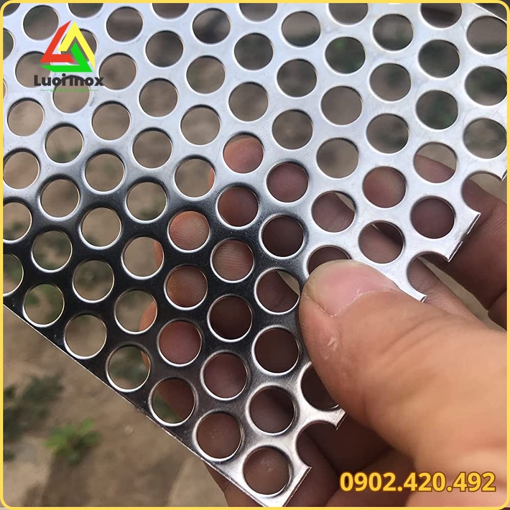 So sánh tấm inox đục lỗ và lưới inox đan để chọn đúng theo nhu cầu sử dụng