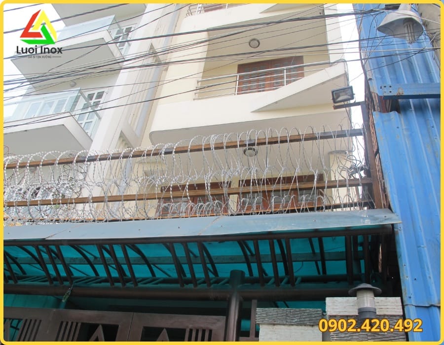Cột trụ bê tông, dây thép gai và dụng cụ chuẩn bị trước khi thi công hàng rào