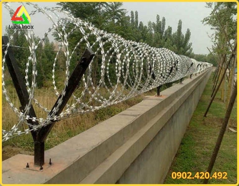 Cách làm hàng rào dây thép gai chắc chắn, đúng kỹ thuật quanh vườn nhà