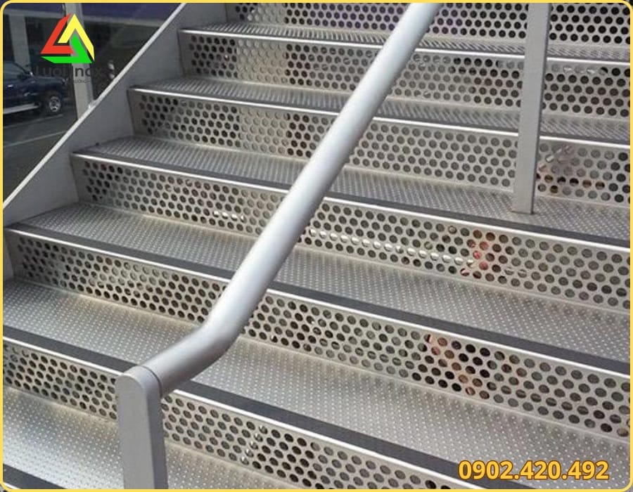 Cầu thang thép tấm gân chống trượt lắp đặt thực tế tại công trình, khung thép hộp chắc chắn