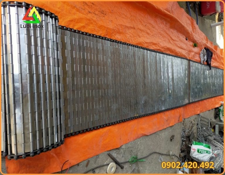 Băng tải inox gia công theo yêu cầu với khung chân hộp và mặt lưới inox 304