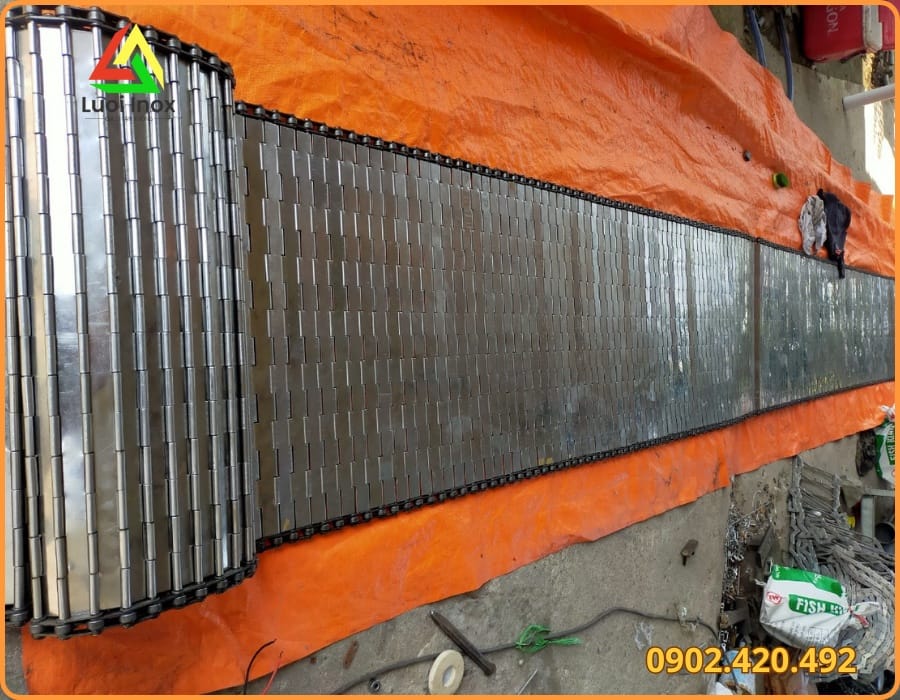 Băng tải inox gia công theo yêu cầu với khung chân hộp và mặt lưới inox 304