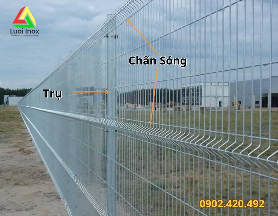 Hàng rào lưới thép chấn sóng mạ kẽm lắp cột theo bước cột định sẵn tại công trình