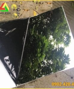 Tấm inox bóng gương 8K phản chiếu ánh sáng, phân biệt với bề mặt BA và No.4 khi chọn mua