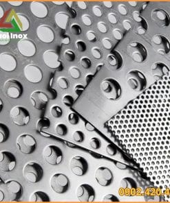 Tấm inox đục lỗ với các hàng lỗ tròn đều, minh họa thông số kỹ thuật và ứng dụng thực tế