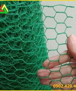 Cuộn lưới mắt cáo bọc nhựa màu xanh với mắt lưới hình lục giác đan xoắn
