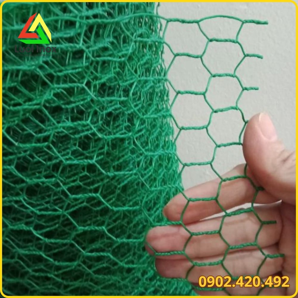 Cuộn lưới mắt cáo bọc nhựa màu xanh với mắt lưới hình lục giác đan xoắn