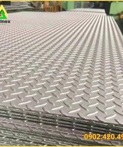 Tấm inox chống trượt với bề mặt dập gân, quy cách và cách chọn vị trí lắp đặt phù hợp