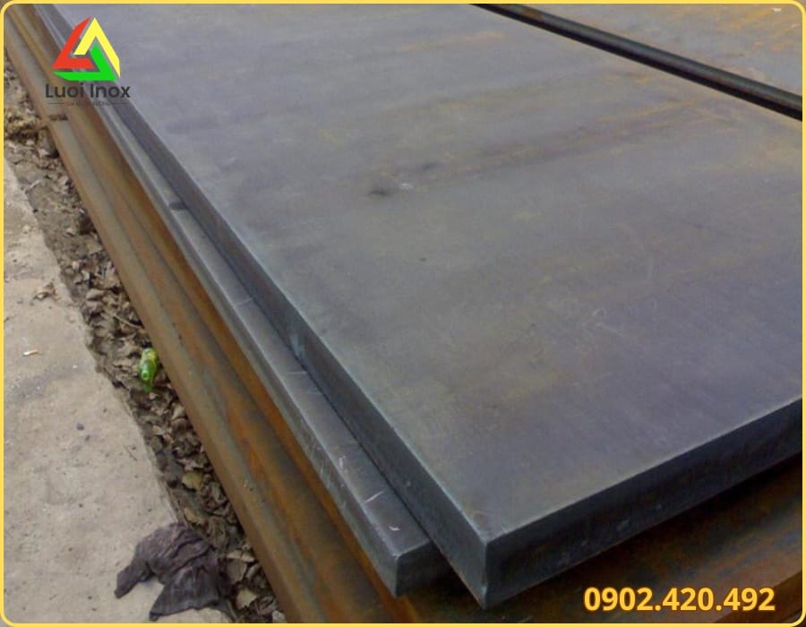Tấm thép đen cán nóng bề mặt oxit xanh đen đặc trưng, chưa qua mạ phủ