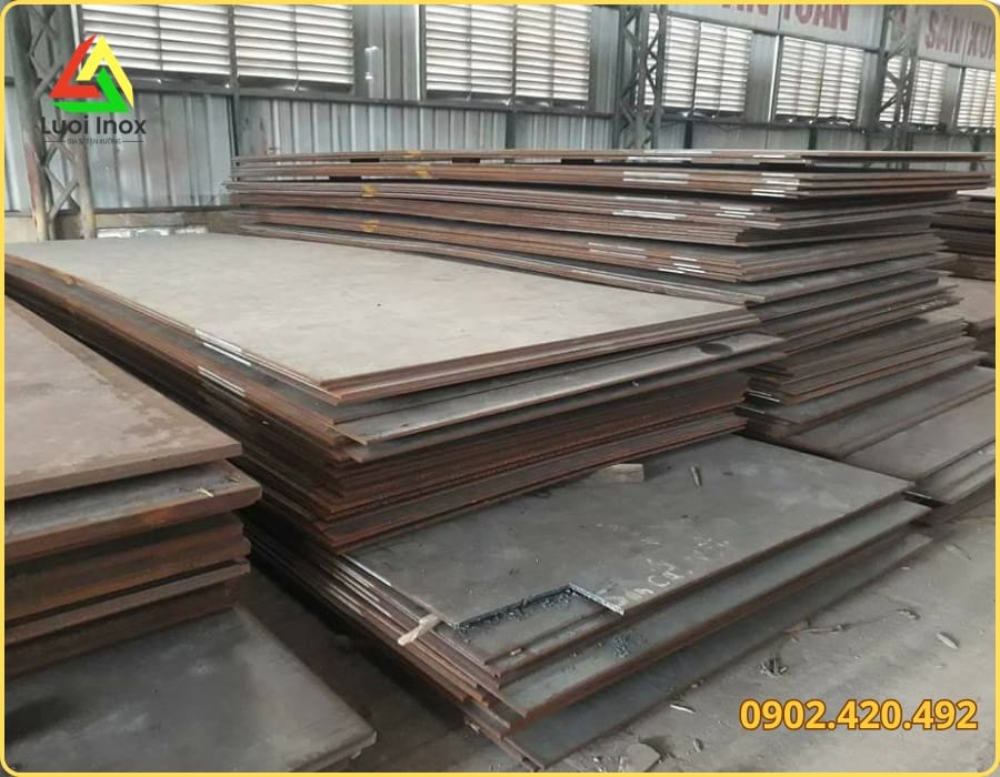 Nhân viên đối chiếu chứng từ CO CQ với lô thép tấm tại kho trước khi nghiệm thu