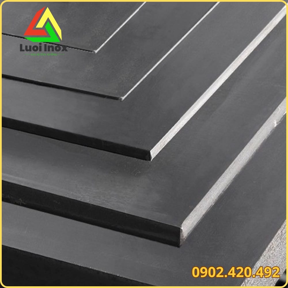 Bề mặt thép tấm dày 10mm cán nóng có lớp oxit đen, phân biệt với tấm chống trượt