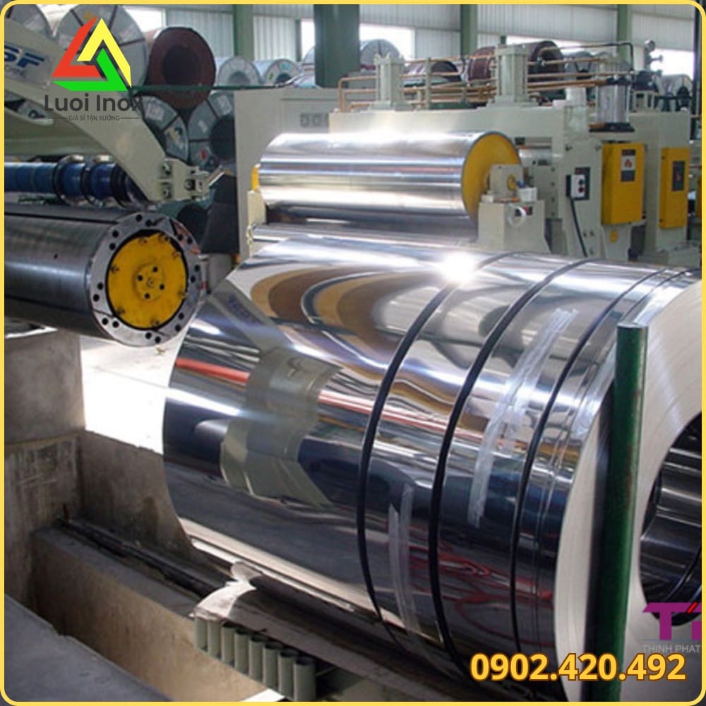 Nhân viên tư vấn báo giá tấm inox bóng gương 8K theo mác thép và quy cách yêu cầu