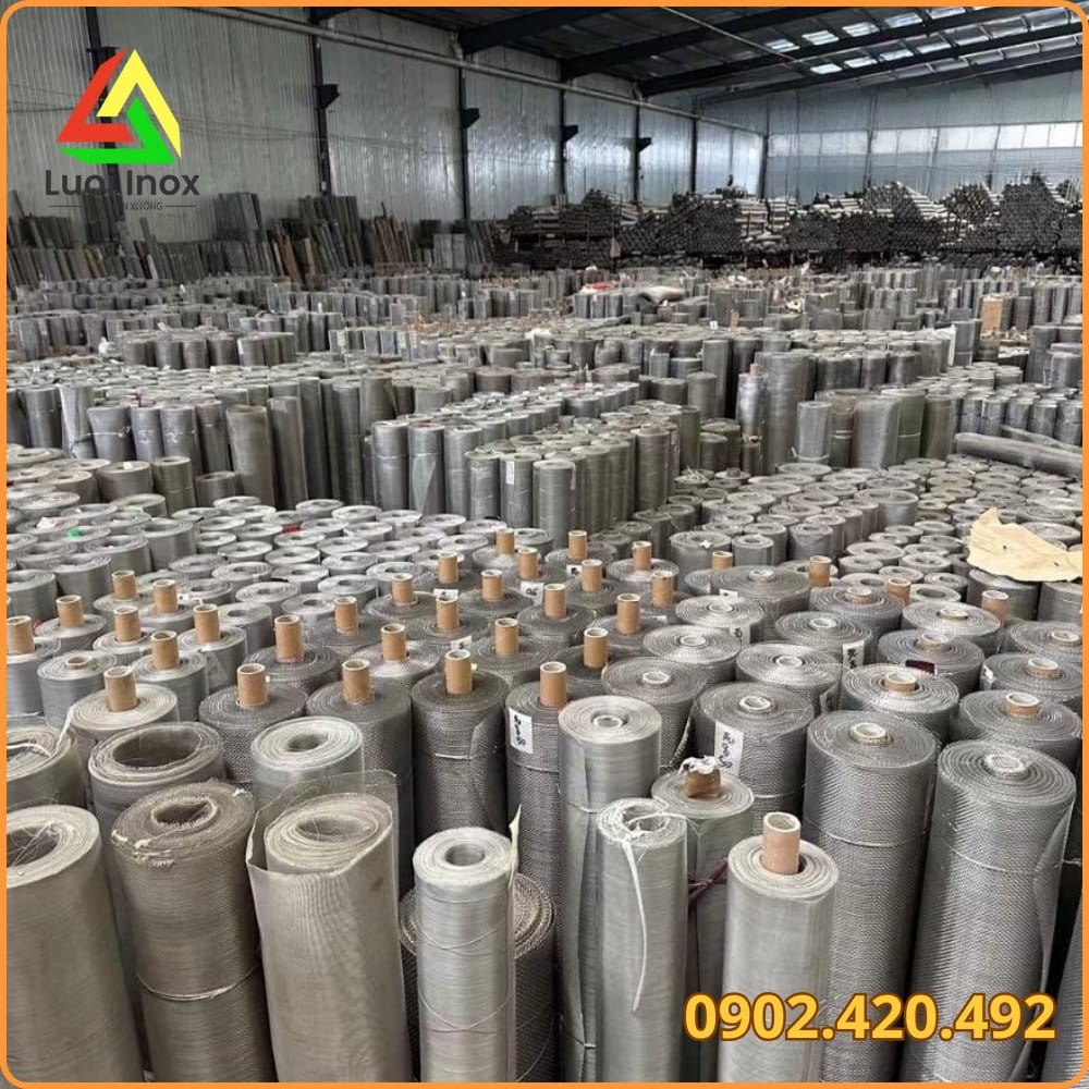 Cuộn lưới inox mịn đóng gói kèm tag thông số mesh trước khi giao cho khách hàng