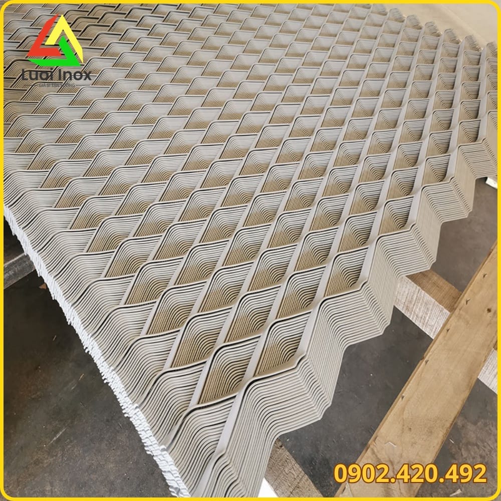 Các yếu tố ảnh hưởng giá lưới mắt cáo hàng rào gồm chất liệu, độ dày sợi và khổ cuộn